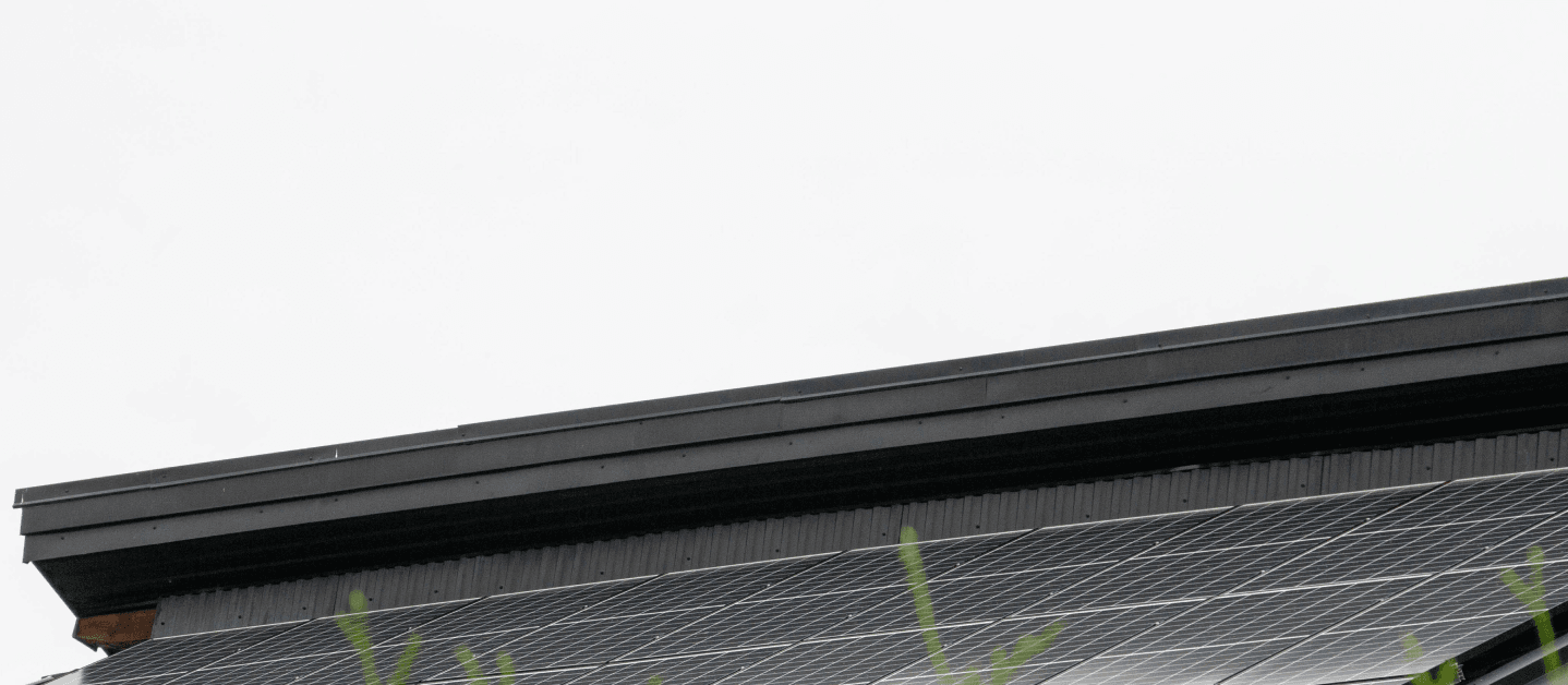 Painéis solares instalados em telhado